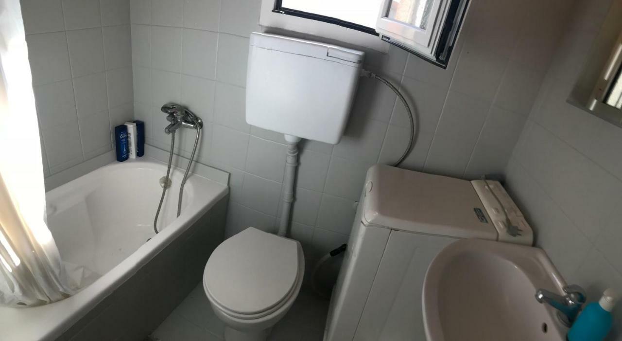 Wooden Ceiling Apartment - Close To City Center Kanali  Bagian luar foto